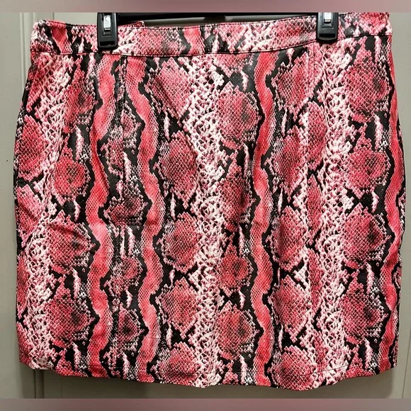 Fashion Nova Size 1X Faux Leather Skirt EUC - Picture 2 of 7